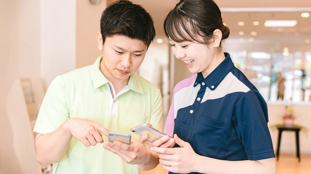 iPhoneを導入して働くスタッフ