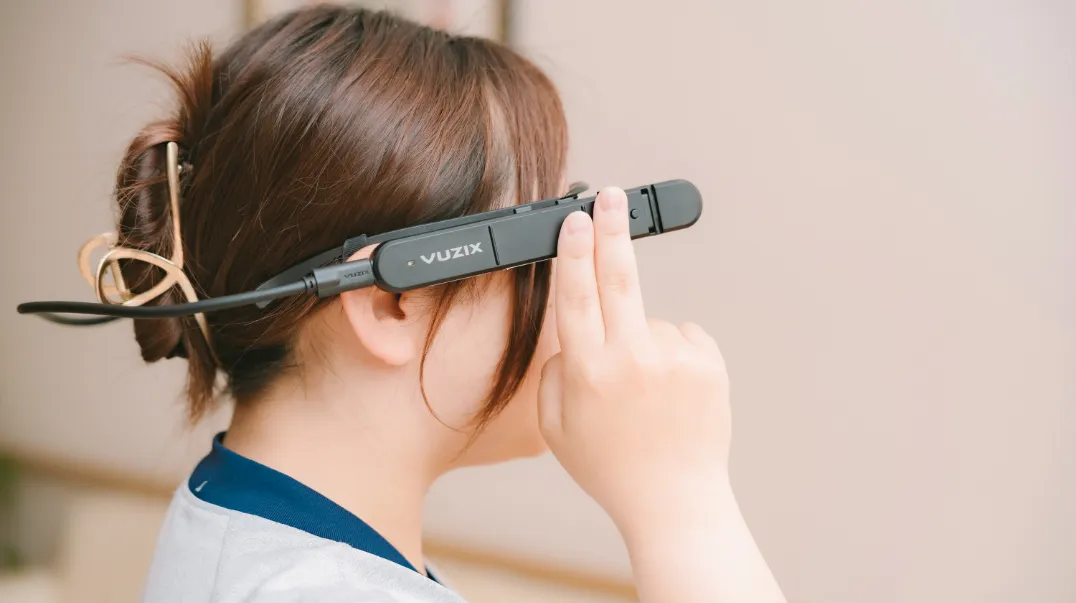 スマートグラスを装着したスタッフ