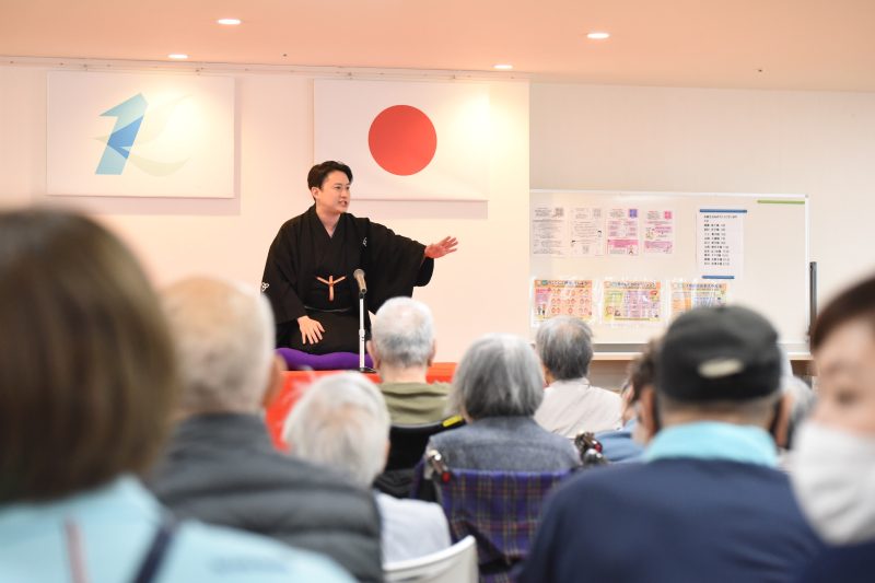 アイリスにて講演・落語会が開催され約90名が参加！