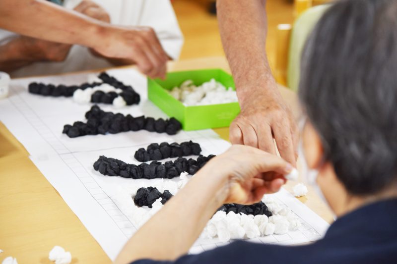 7/26（土）紙おどりに向けてご利用者さんと一緒にフラッグを作っています！